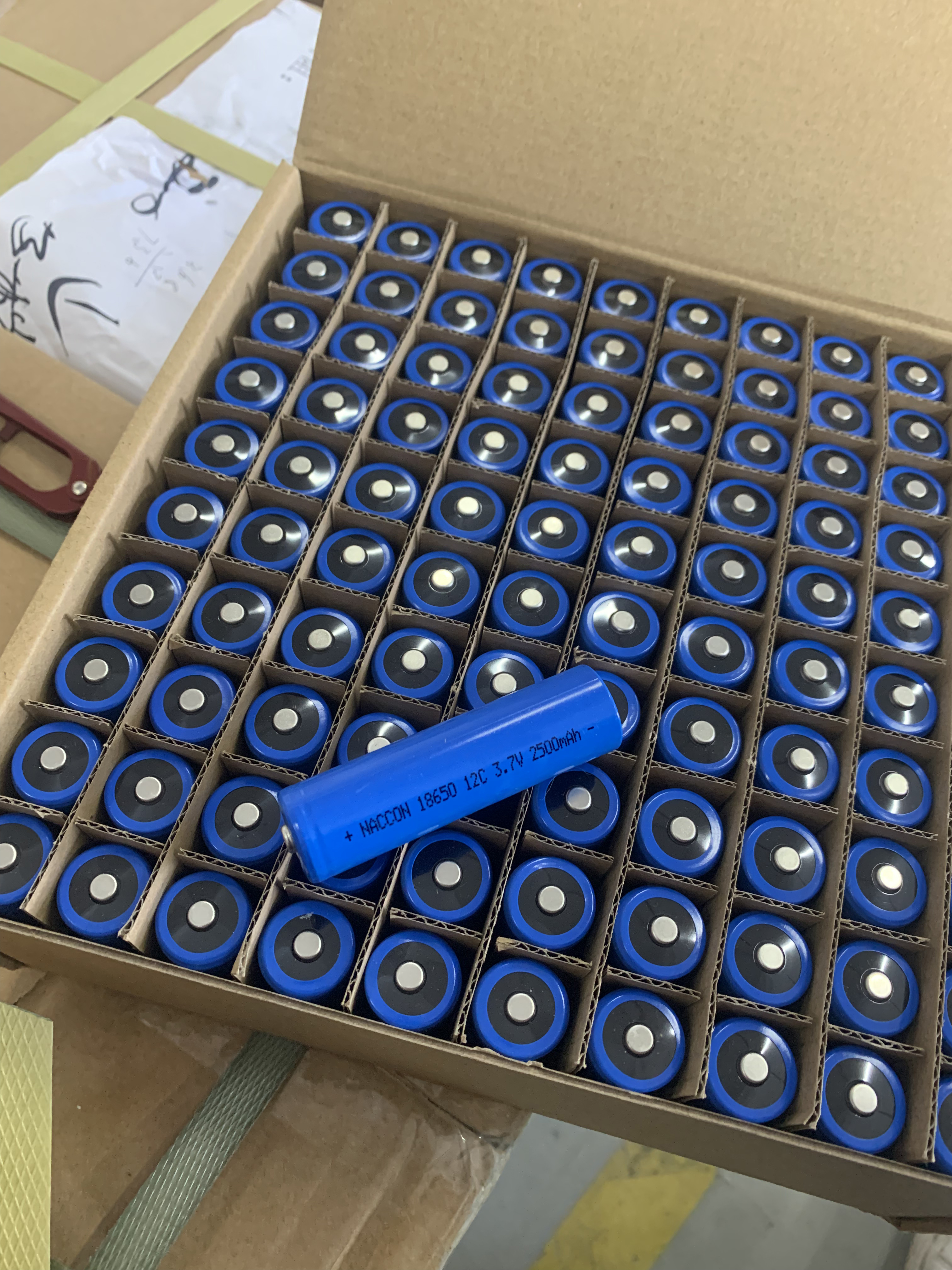 18650 3.7V 12C 2500mAh 尖头.jpg